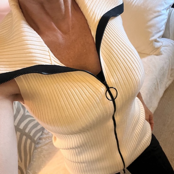 AKRIS PUNTO Vest- off white knit vest with black Euro zipper fits a 2-6 size - Picture 6 of 16